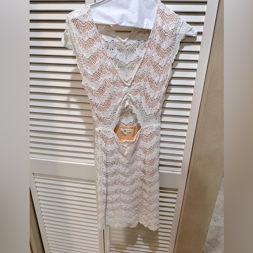 Lace white dress mini body con and cut out in middle under chest . Worn once.